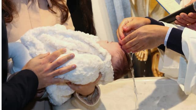 Co ubrać na chrzest dziecka zimą: Ciepłe i eleganckie propozycje Co ubrać na chrzest dziecka zimą: Ciepłe i eleganckie propozycje