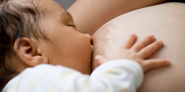 Za dużo mleka w piersiach? 7 skutecznych sposobów na nadmiar Za dużo mleka w piersiach? 7 skutecznych sposobów na nadmiar