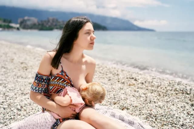Opalanie podczas karmienia piersią - czy jest bezpieczne? Opalanie podczas karmienia piersią - czy jest bezpieczne?