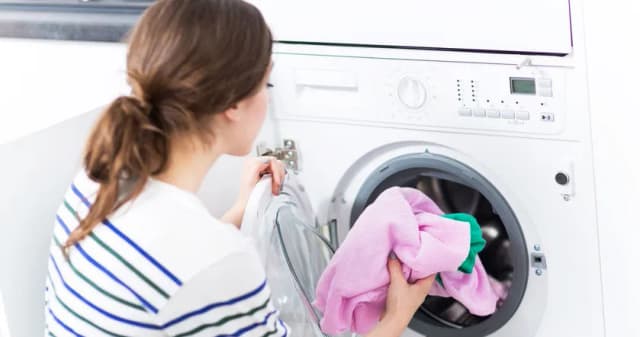 Jak skutecznie zapobiec farbowaniu ubrań: 5 sprawdzonych metod Jak skutecznie zapobiec farbowaniu ubrań: 5 sprawdzonych metod