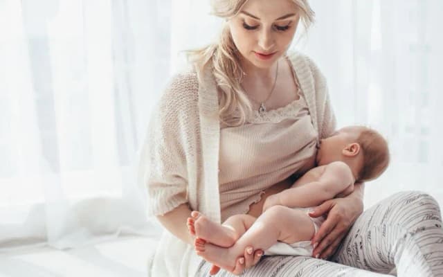 Ile je 6-miesięczne dziecko karmione piersią? Kompletny poradnik Ile je 6-miesięczne dziecko karmione piersią? Kompletny poradnik